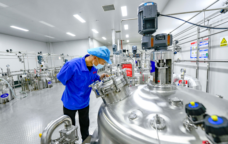 頭孢顆粒生產(chǎn)煥新！銀星機(jī)械直線篩 + 真空上料機(jī)：GMP 合規(guī)無縫銜接，損耗直降 2.5%